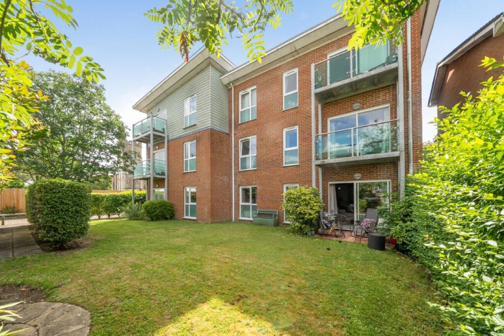 2-bed flat on Canon House, St. Johns Close, Tunbridge Wells, £325,000
