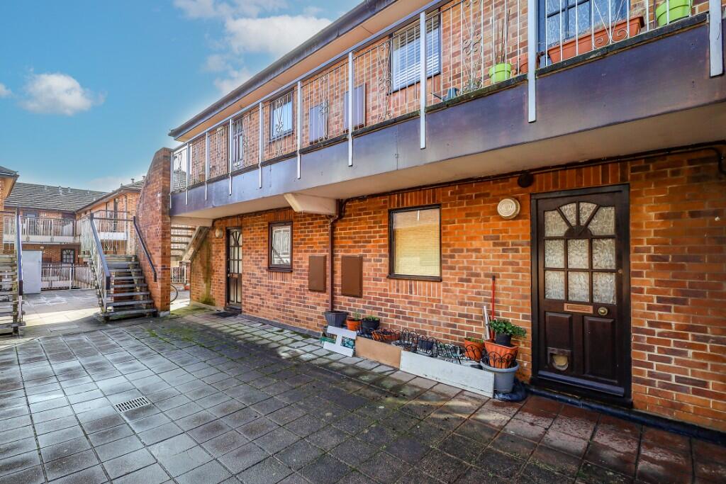 1-bed maisonette on Linden Drive, Liss, Hampshire, £130,000