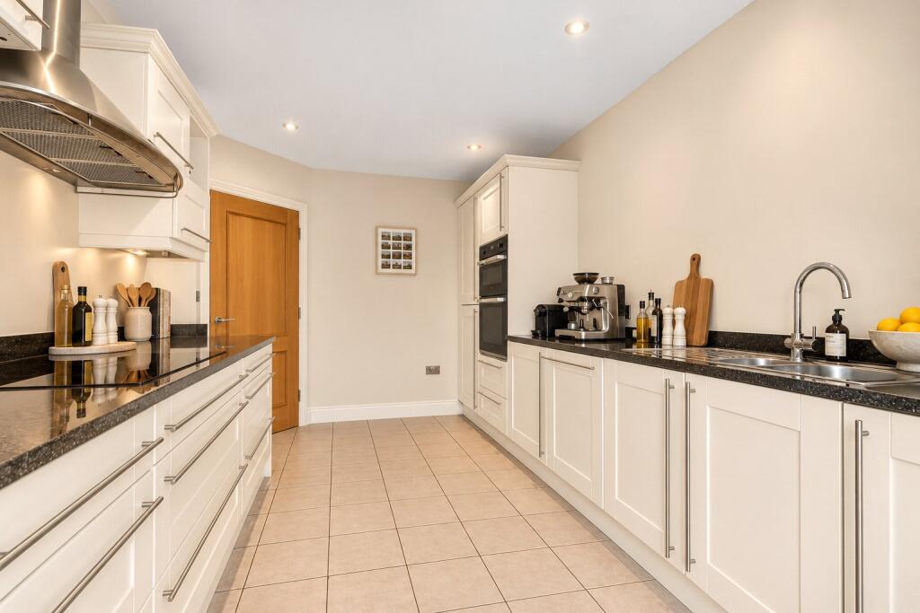 Apartment in Slough - More