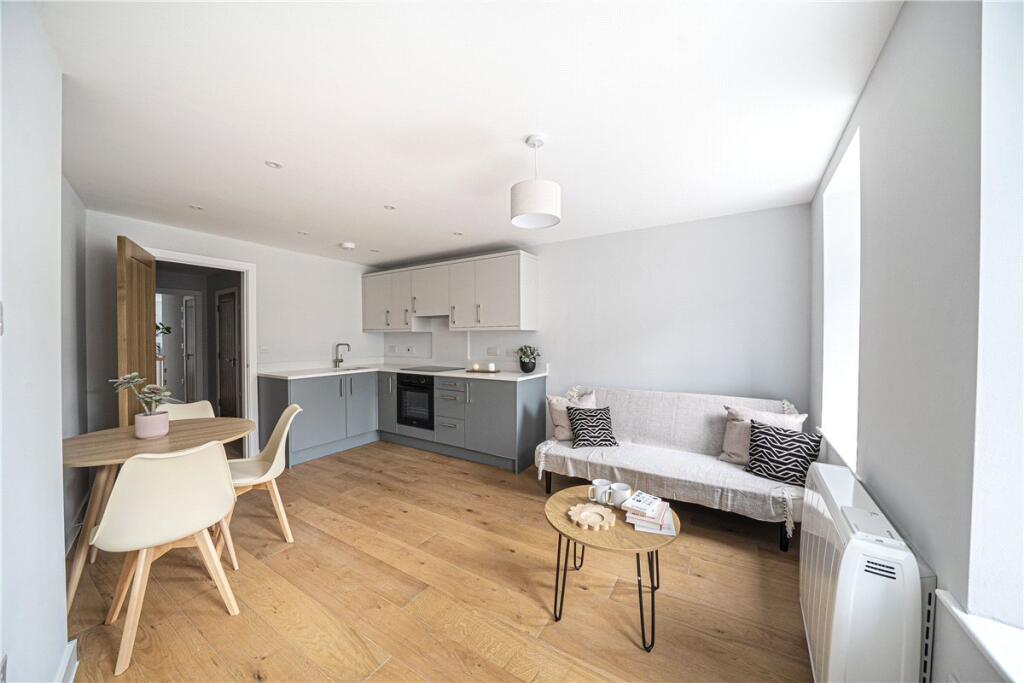 Apartment in Winchester, Hampshire - More