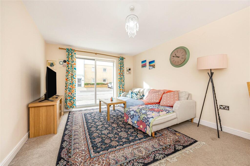 Apartment in Crawley, Worth - View 3
