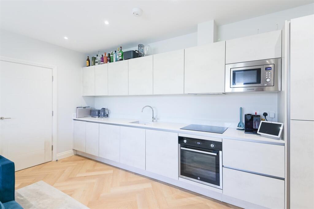 Apartment in Sutton - View 5