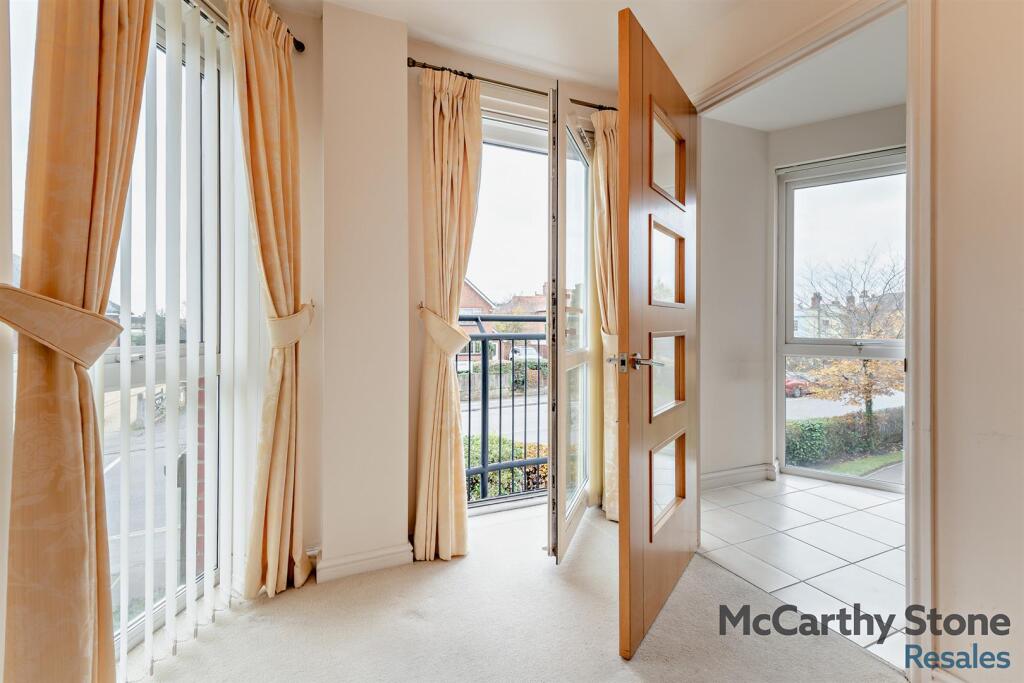Apartment in Southampton - View 3