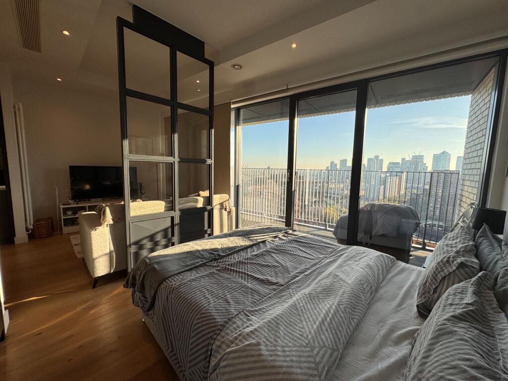 Flat , Corson House,  City Island Way, London photo 4