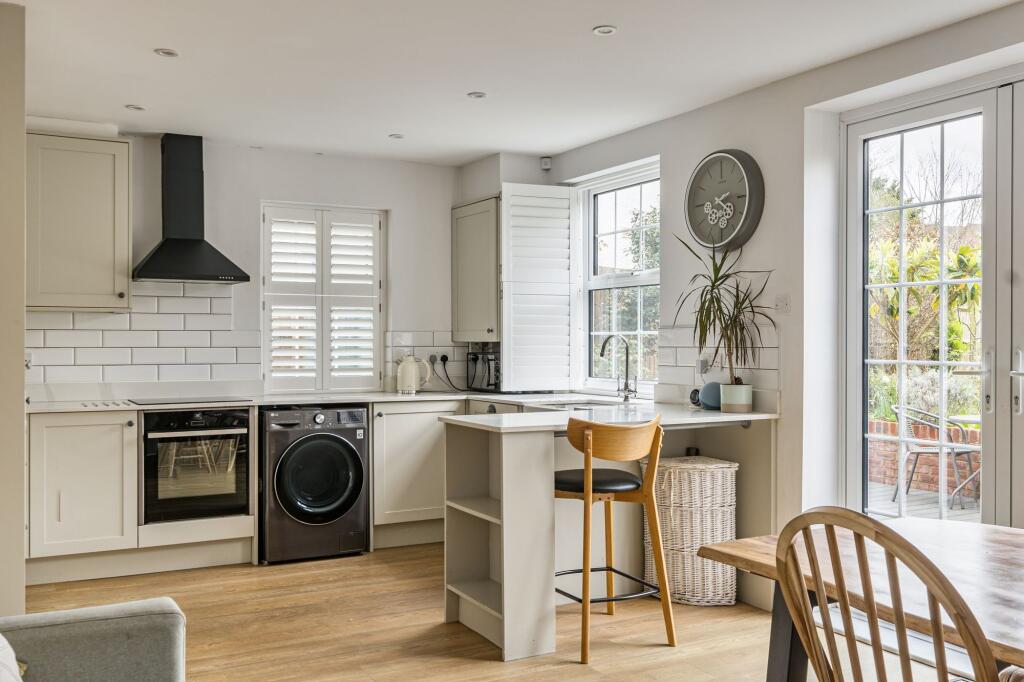 Kingston Avenue, Leatherhead, KT22 photo 2