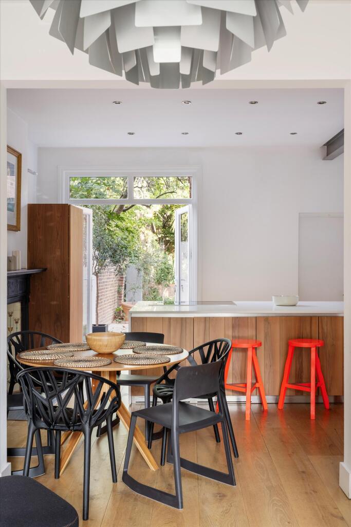 House in London, Silchester Estate, North Kensington - More