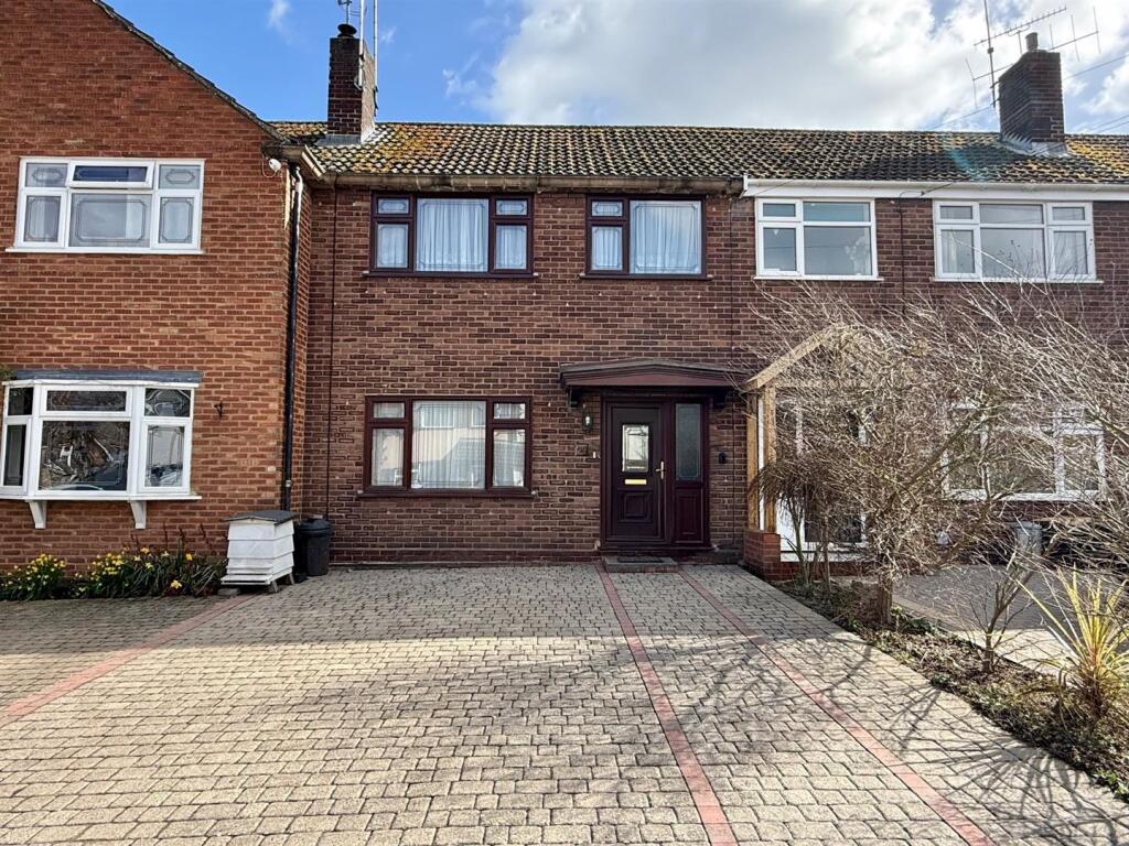 3-bed terraced on Pinewood Way, Hutton, Brentwood, £395,000