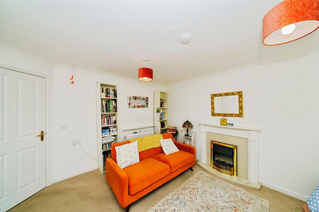 Apartment in Wirral, Liverpool City Region - View 3