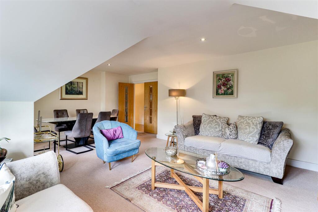 Apartment in Guildford, Surrey - More