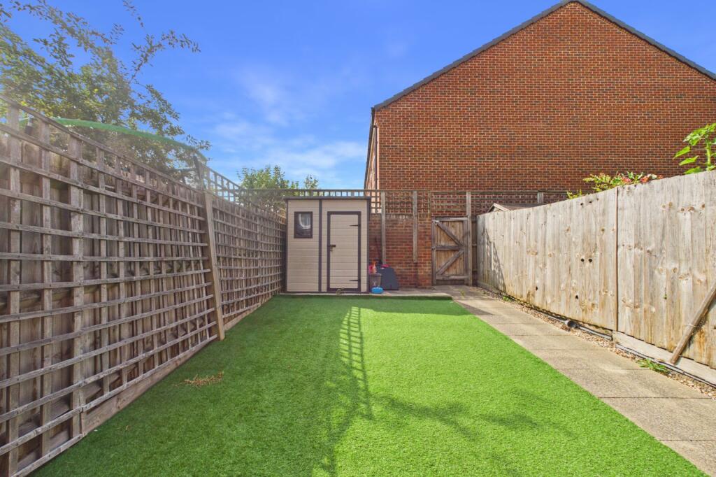 House in Dartford - More