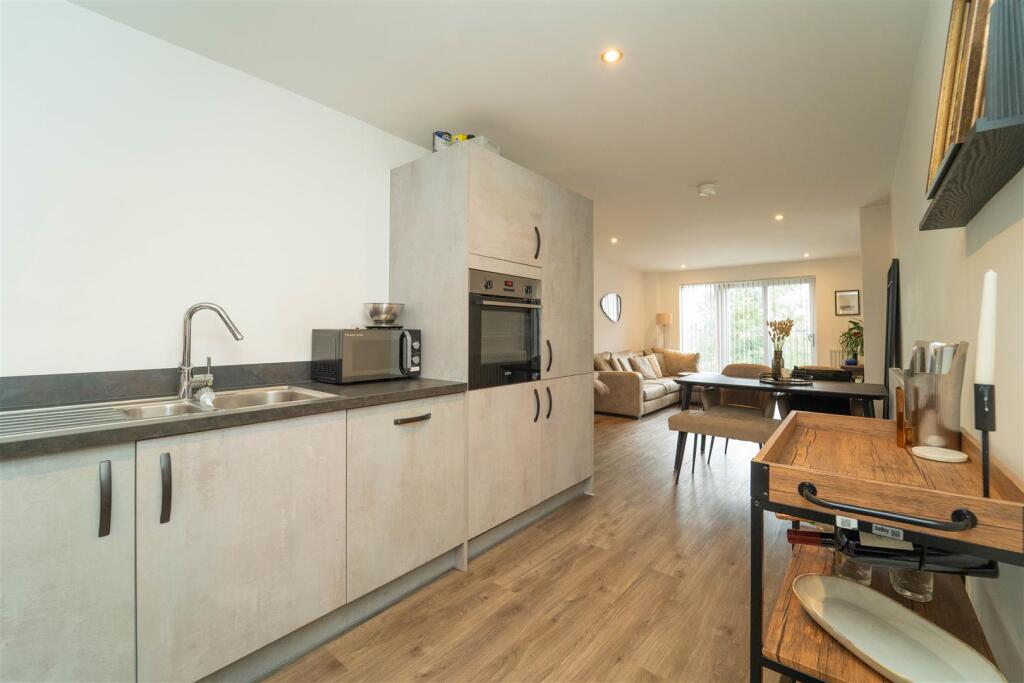 Apartment in Trafford, Gorse Hill - More