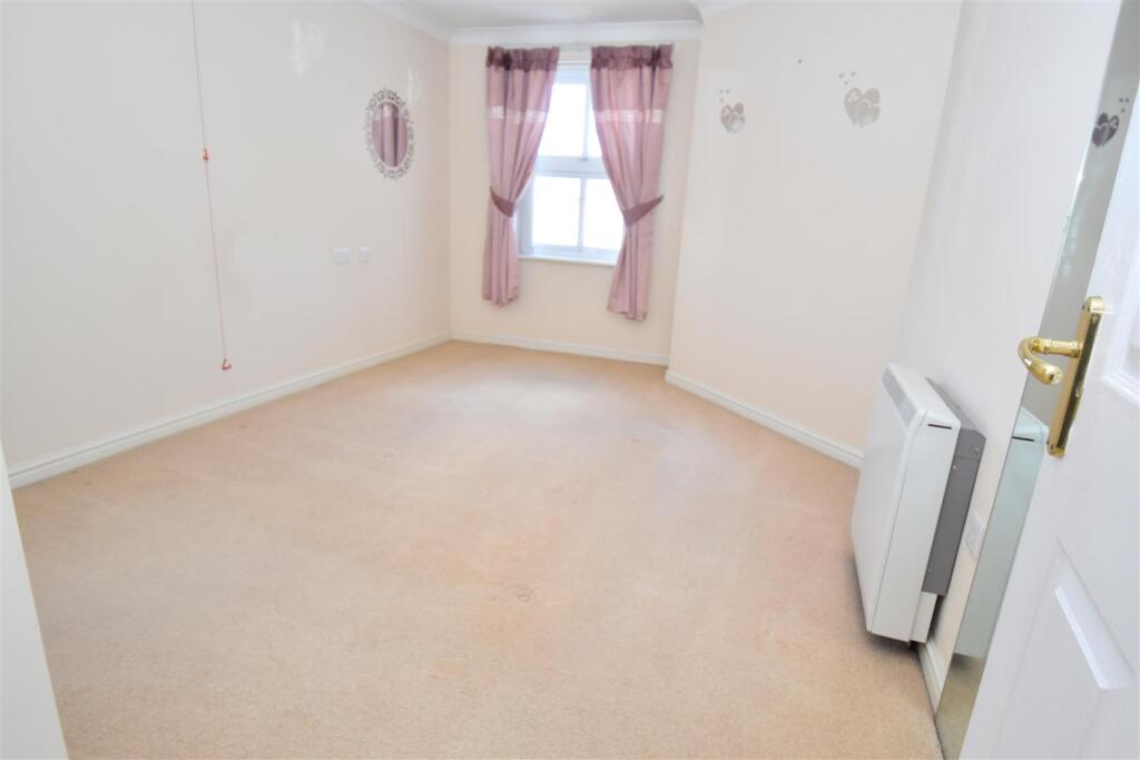 Apartment in Southend-on-Sea - View 4