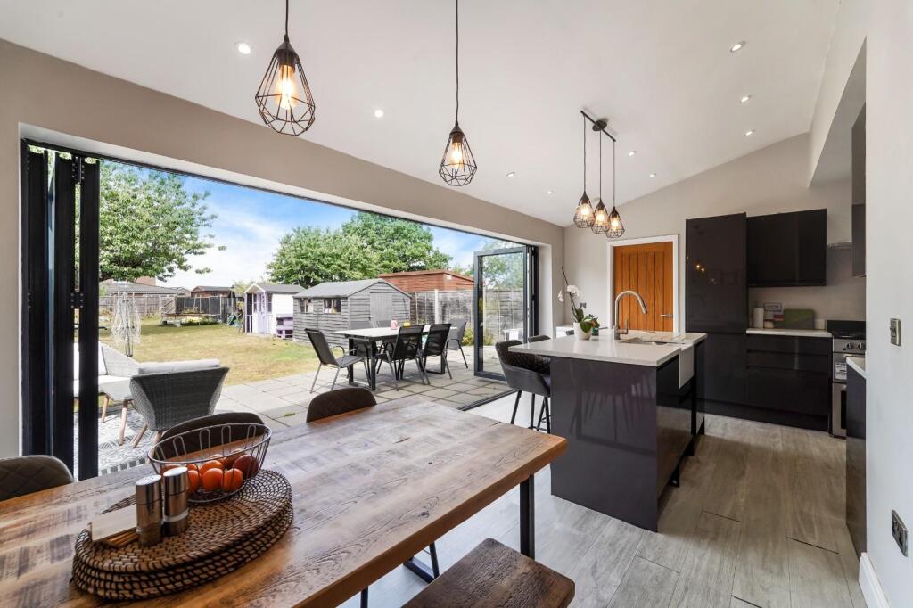 Merland Rise, Tadworth photo 3