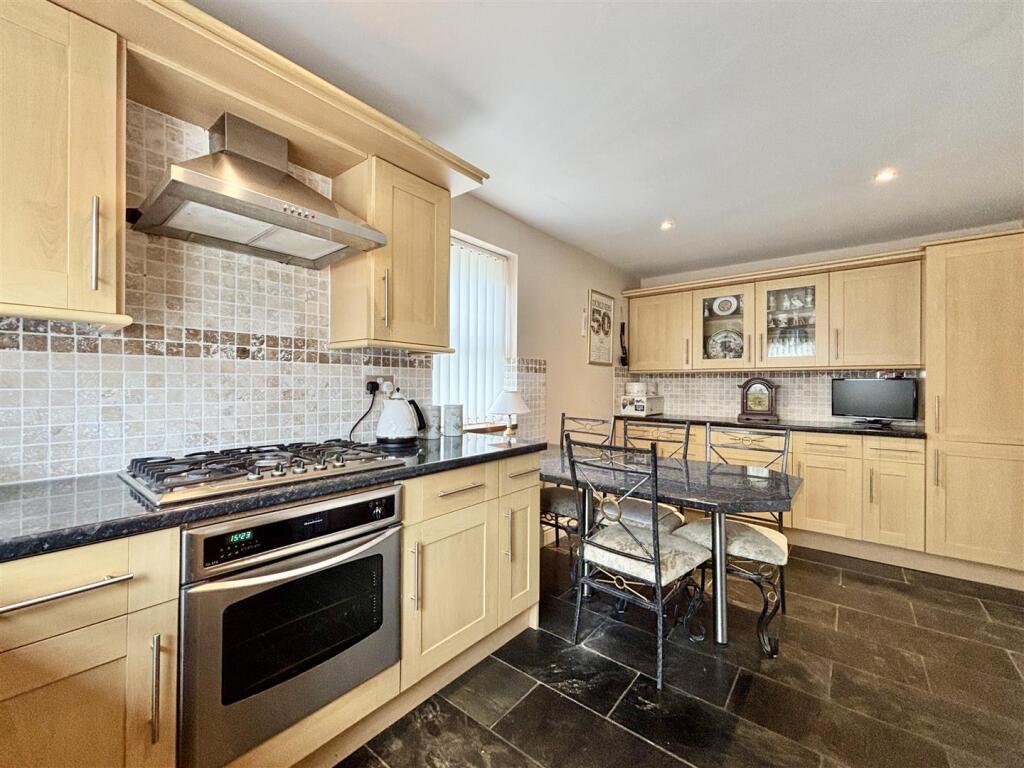 Manor Row, Low Moor, Bradford photo 3