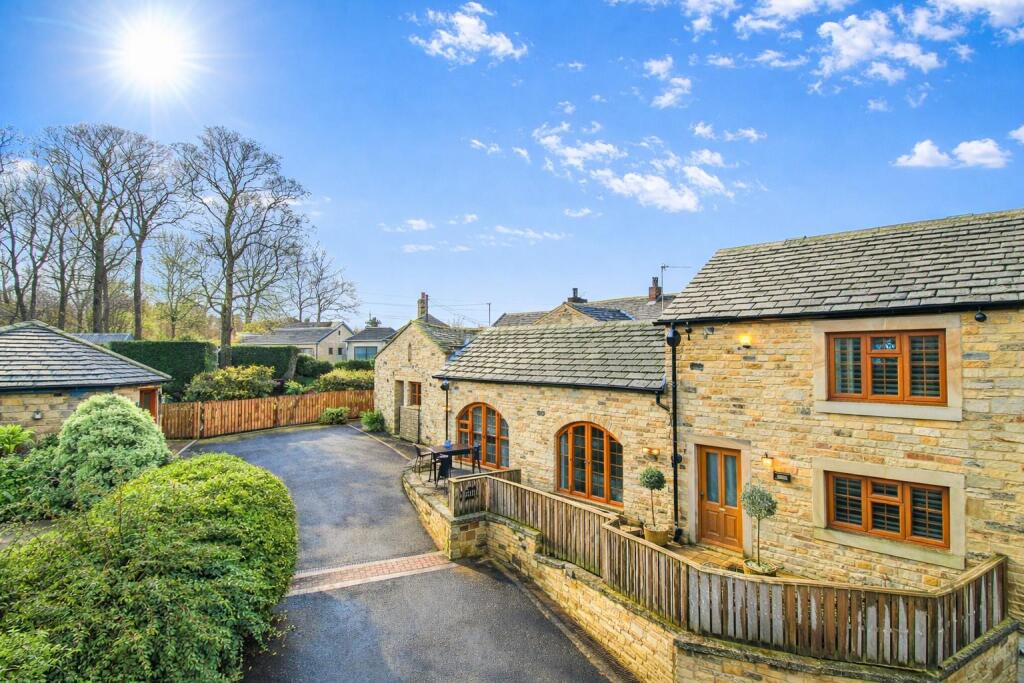 2-bed detached on Brandy Carr Road, Wrenthorpe, Wakefield, £500,000