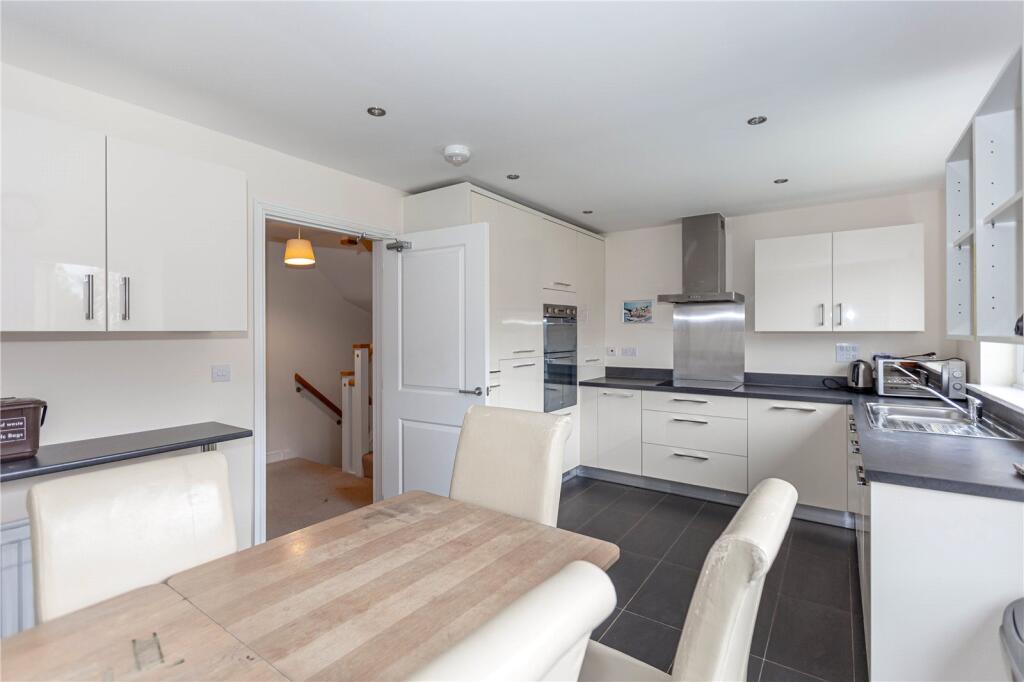 6 bedroom semi-detached house for rent