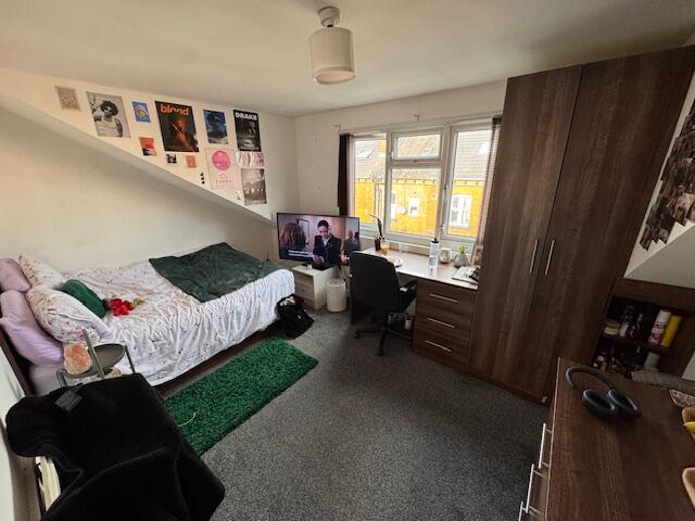 House in Leeds, West Yorkshire - View 5