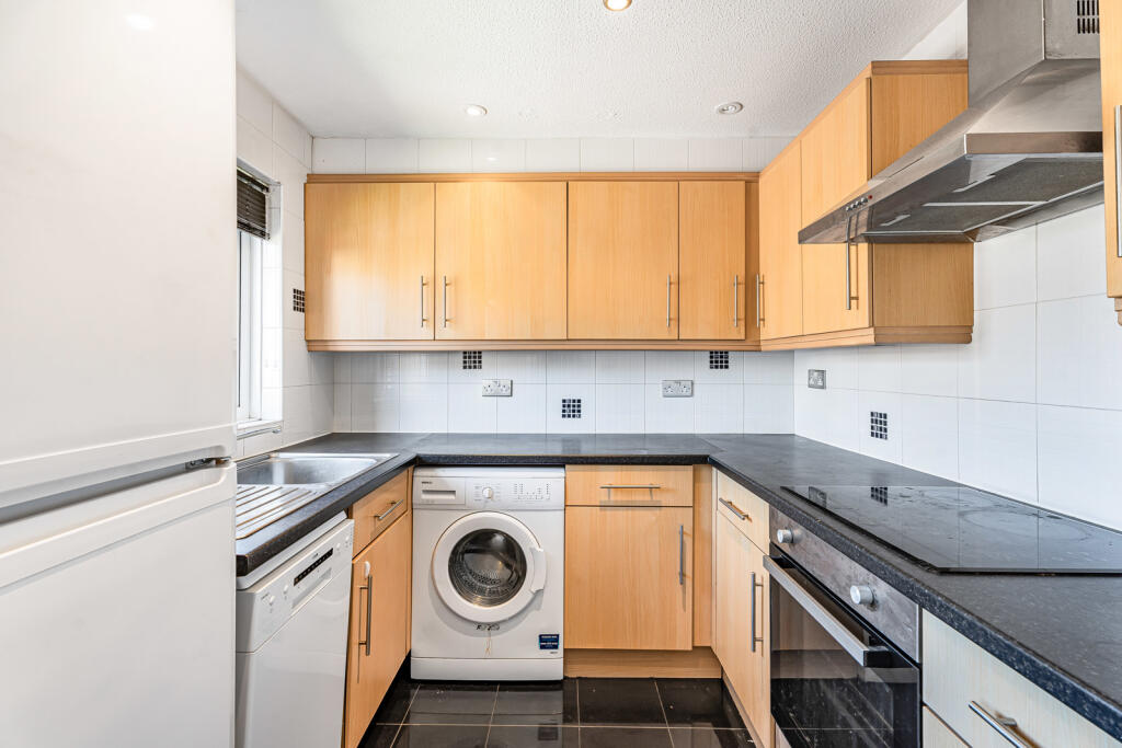 Apartment in Sunbury-on-Thames, Surrey - View 3