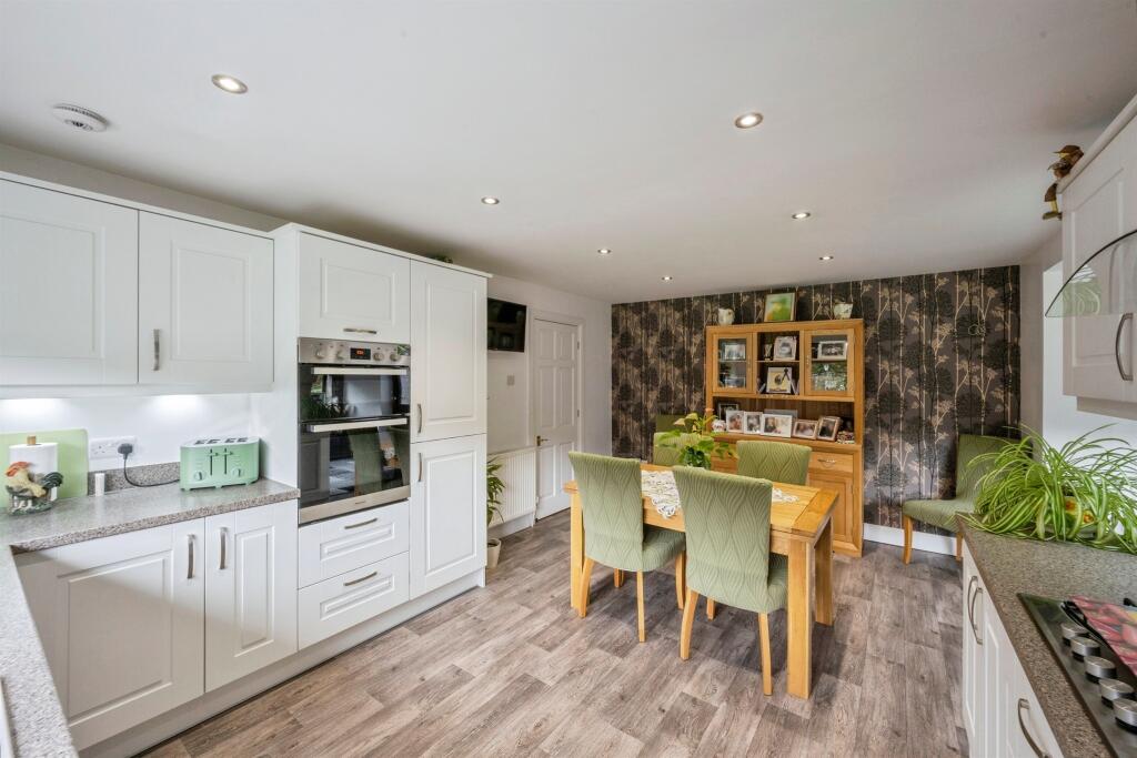 House in Doncaster, Barnby Dun with Kirk Sandall - More