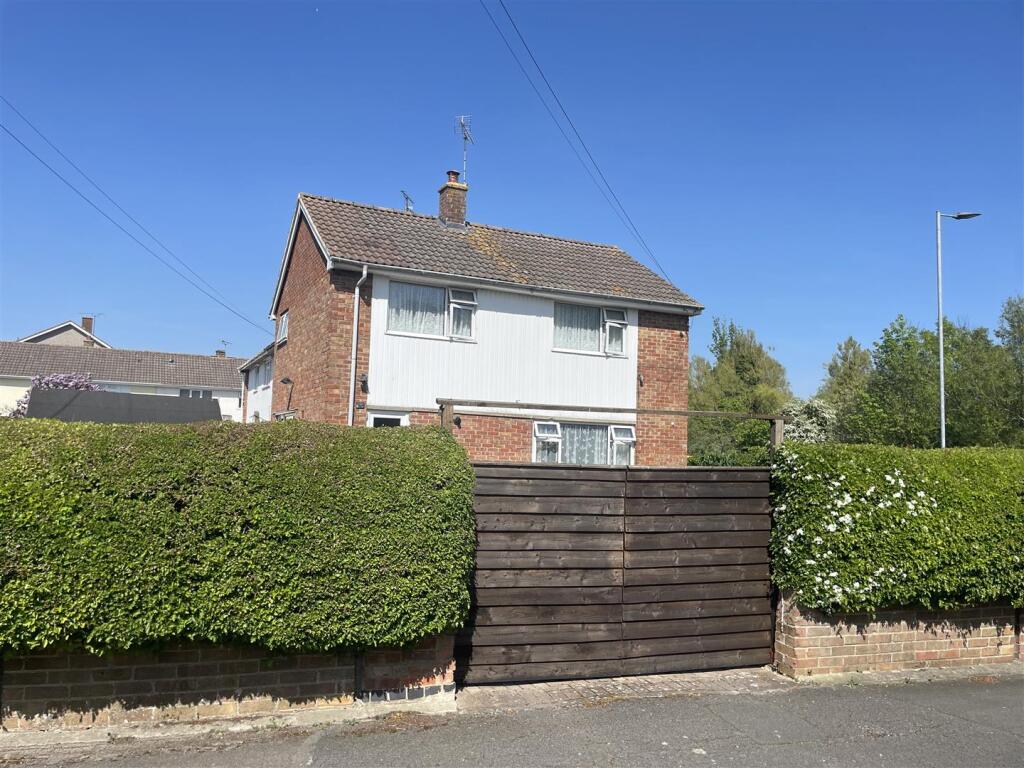3-bed terraced on Shaftesbury Avenue, Swindon, £280,000