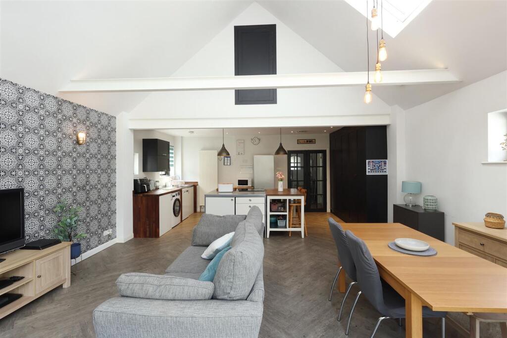 House in Wealden, Polegate - More