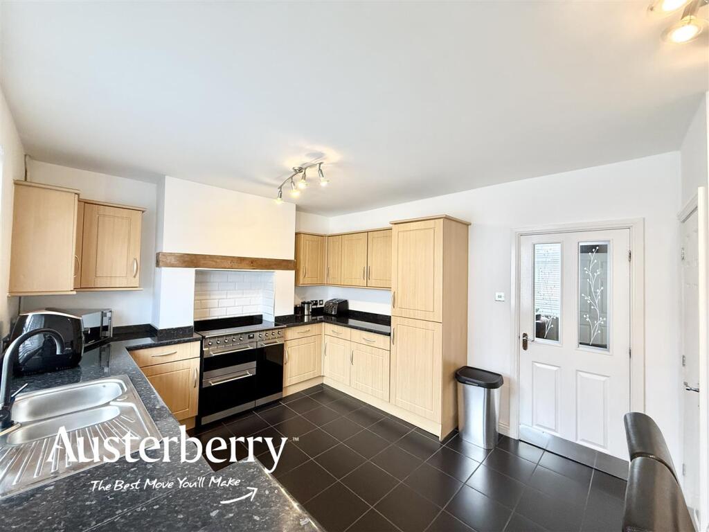 House in Stoke-on-Trent, Smallthorne - View 4