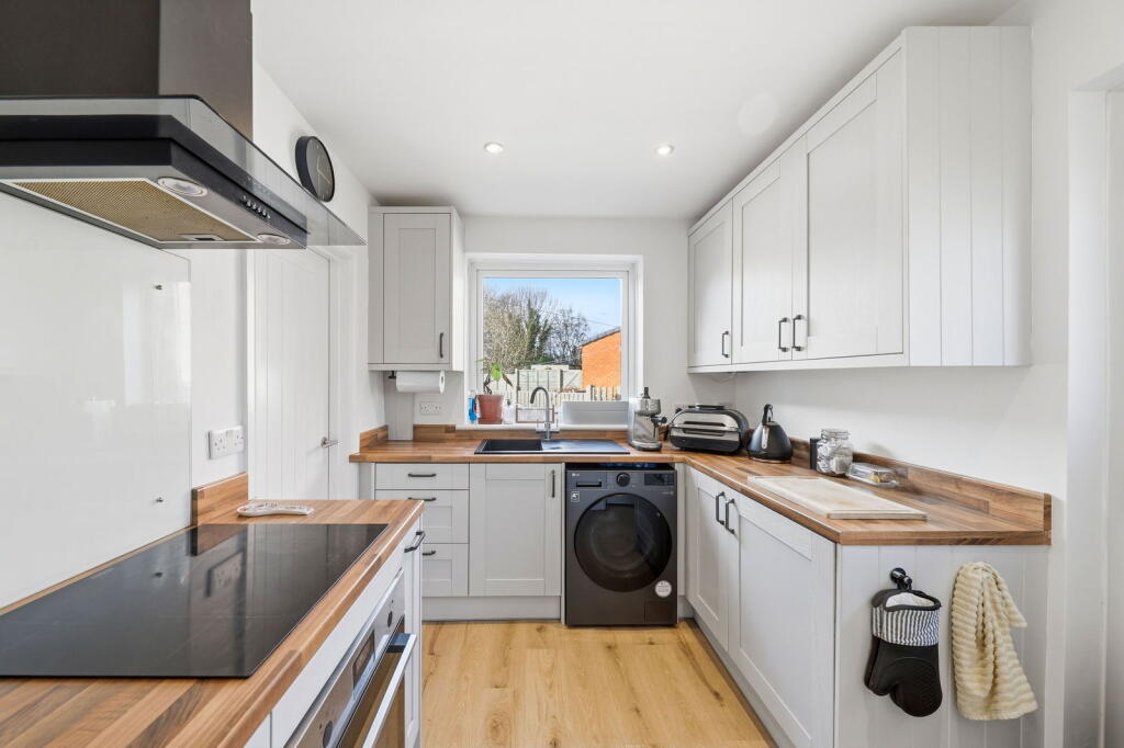 Bedford Drive, Cookridge, Leeds, LS16 6DJ photo 3