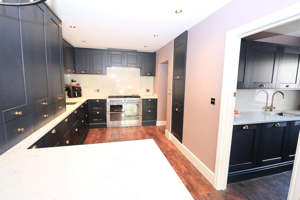 House in Rushmoor, Farnborough Park, Farnborough - View 4