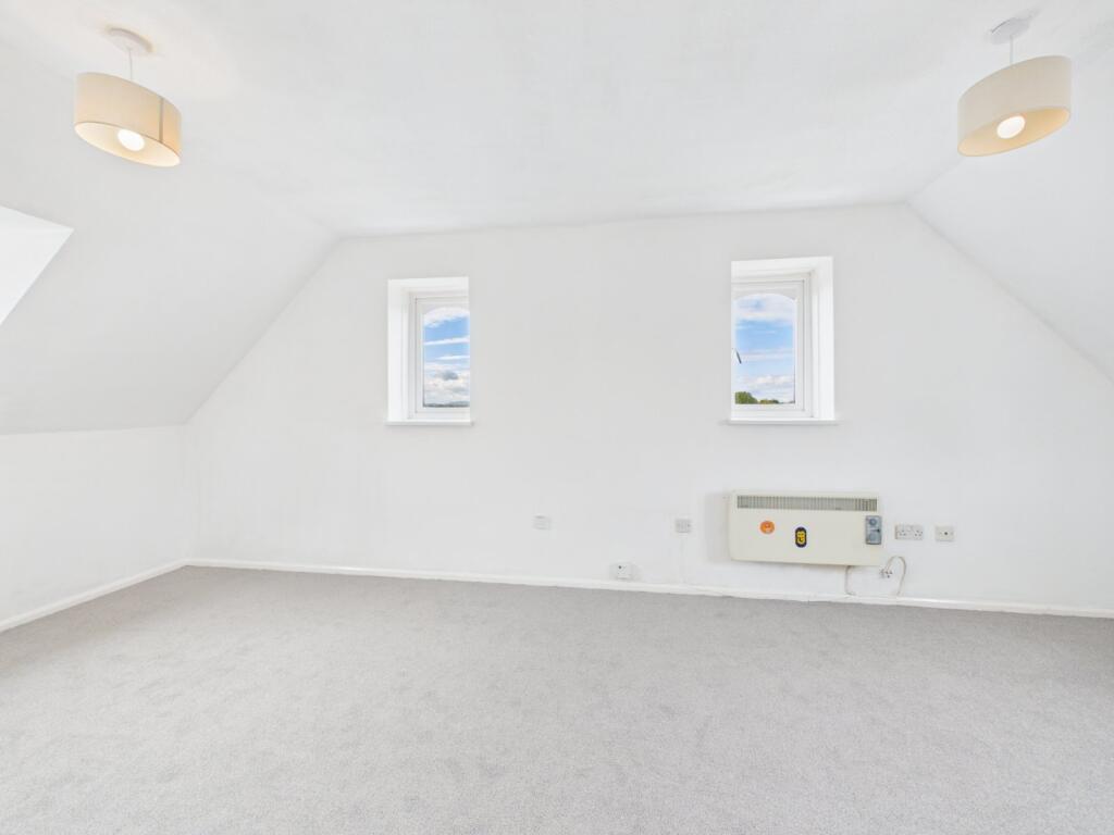 Apartment in Gloucester, Gloucestershire - View 4