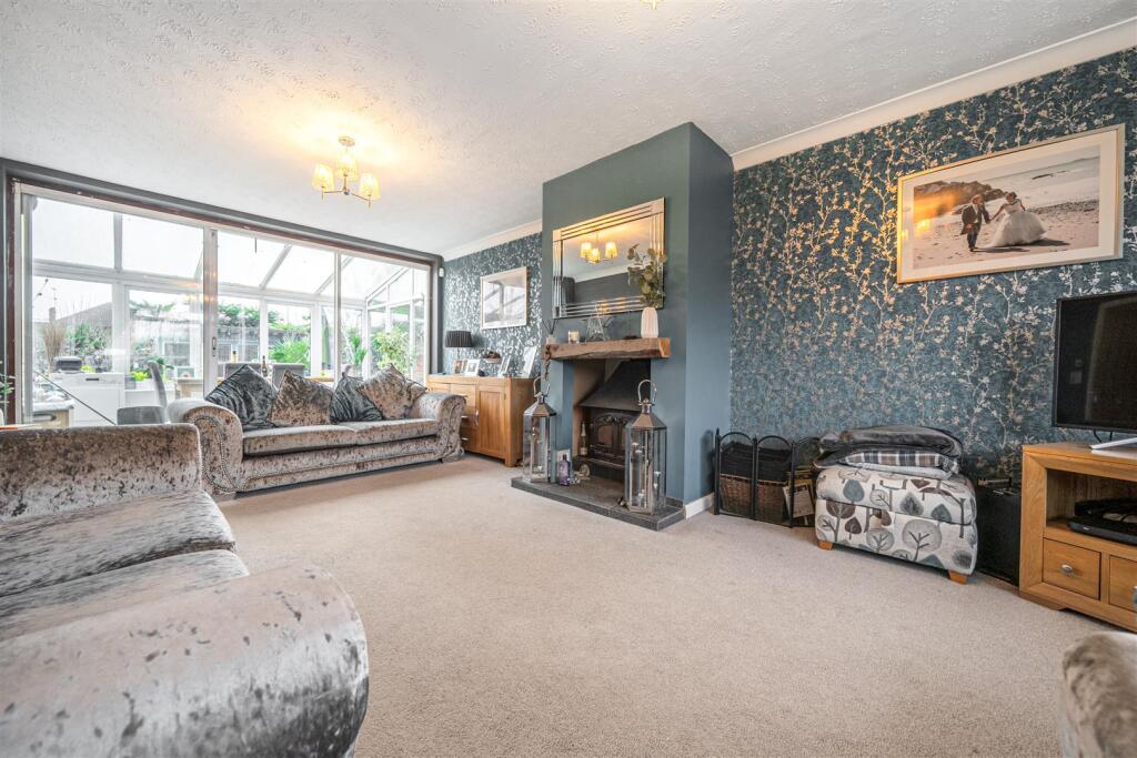 Chatsworth Avenue, Winnersh, Berkshire, RG41 5EU photo 3