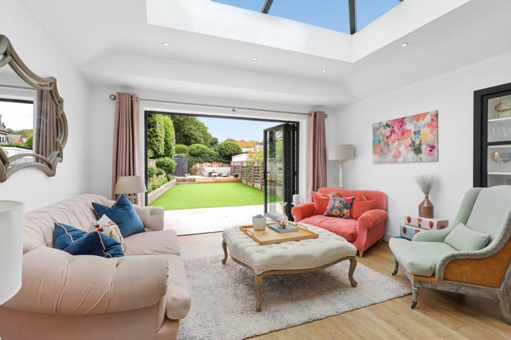 House in Kingston upon Thames - More