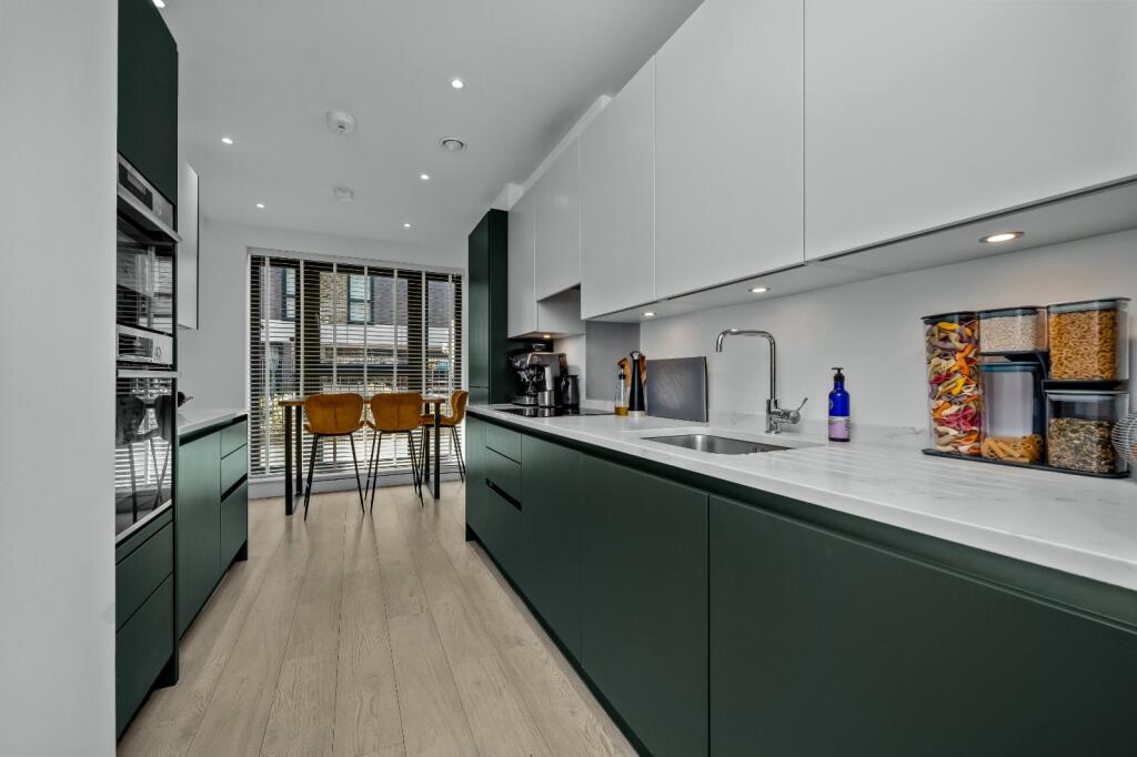 Apartment in London, Seething Wells, Surbiton - View 2