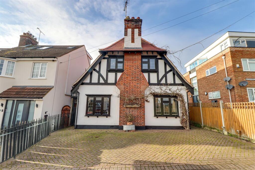 4 bedroom detached house for sale in * HUGE POTENTIAL * Crescent Road ...