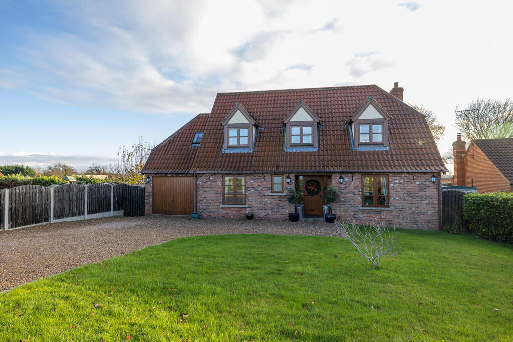 4-bed detached on Main Street, Whitgift, DN14 8HL, £385,000