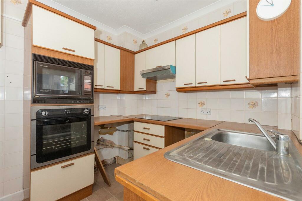 Apartment in Worthing, West Sussex - View 3