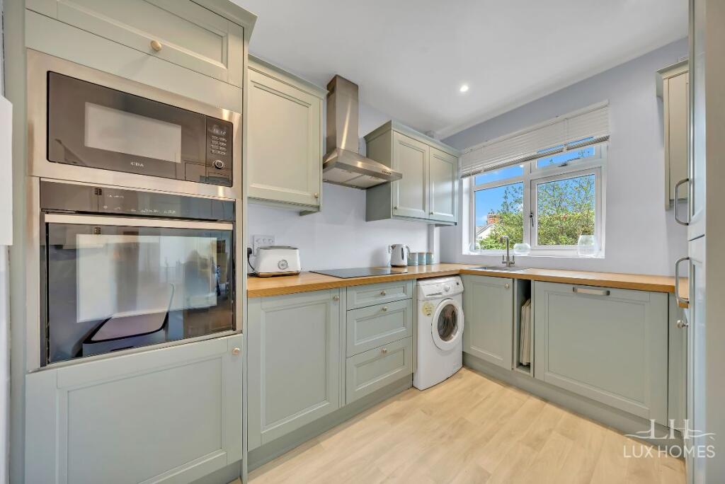 Apartment in Hornchurch - View 3