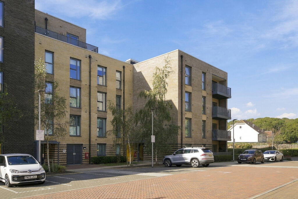 2-bed flat on Merriam Close, Highams Park, London, Greater London, E4 9JQ, £450,000