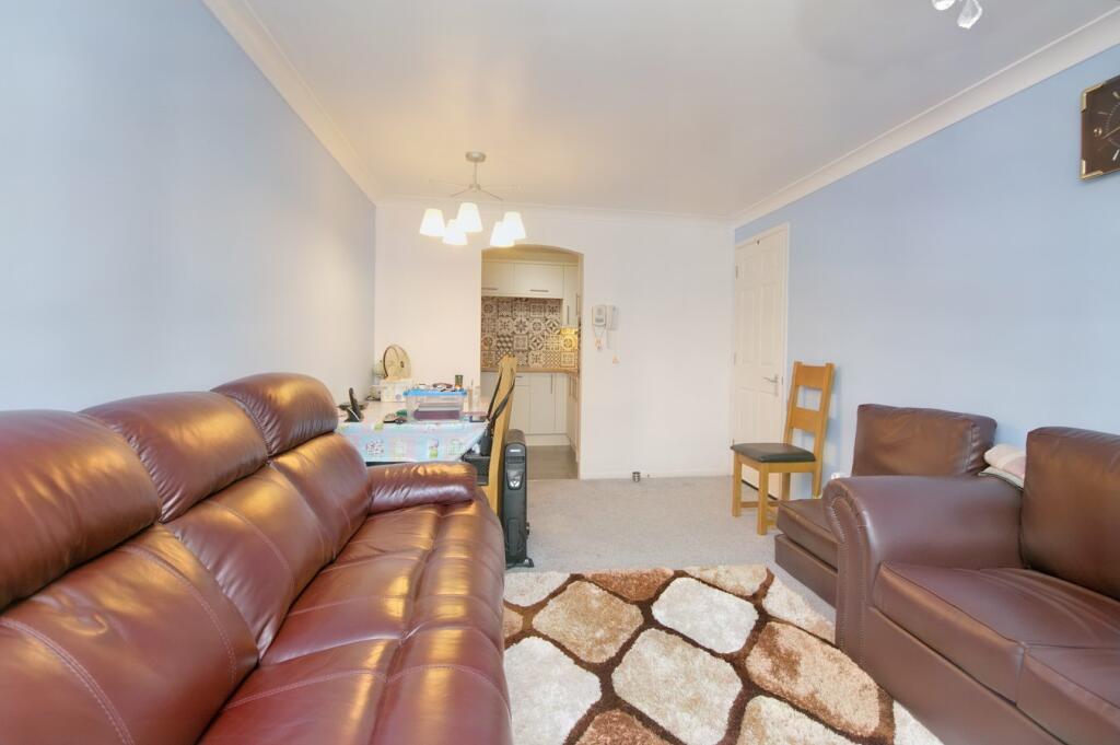 Farm Close, Staines-upon-Thames, TW18 photo 3