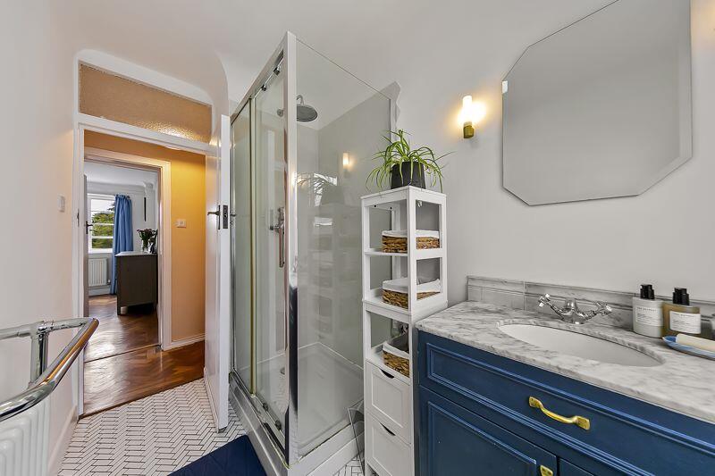 Apartment in London, Surbiton - More