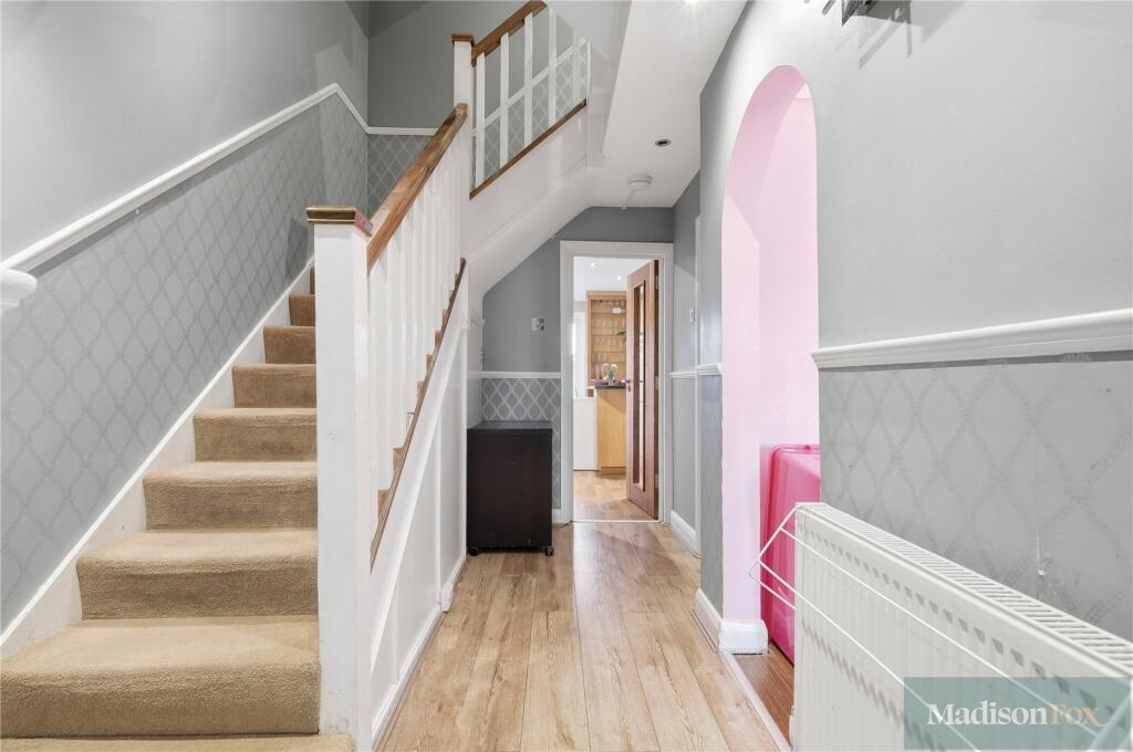 Regency Close, Chigwell, Essex, IG7 – pohled 2