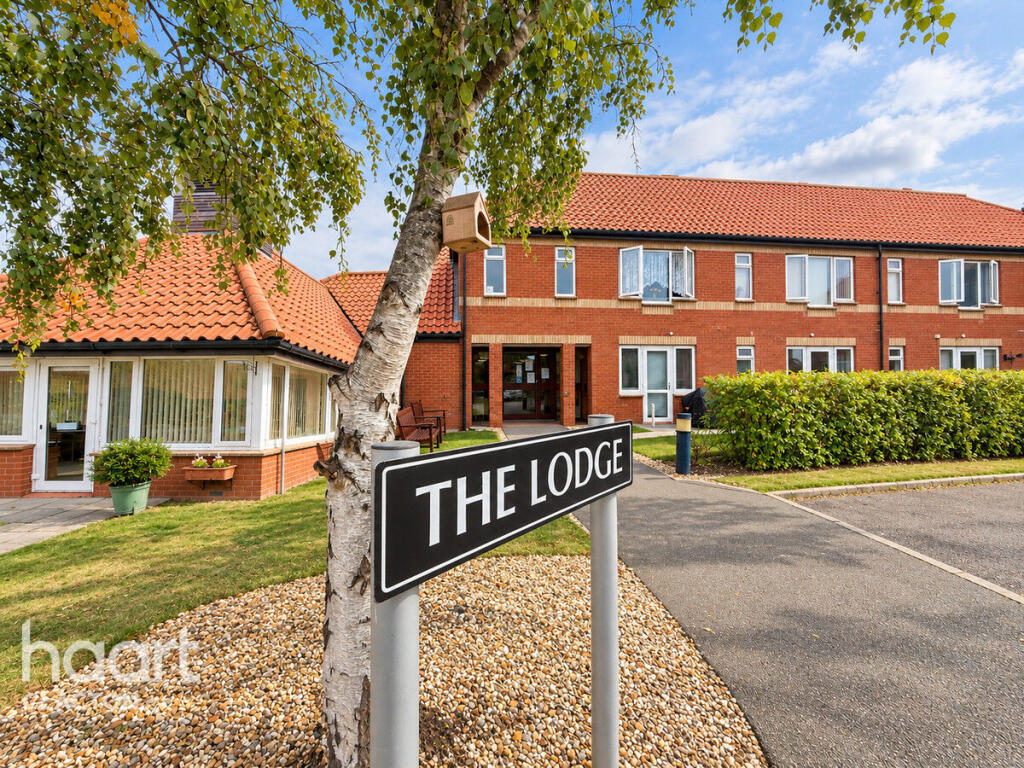 1-bed flat on Hall Crescent, Clacton-On-Sea, £50,000