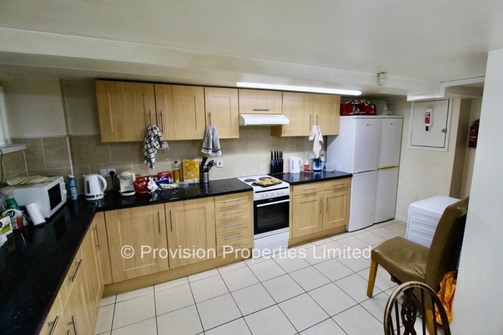 8 bedroom semi-detached house for rent