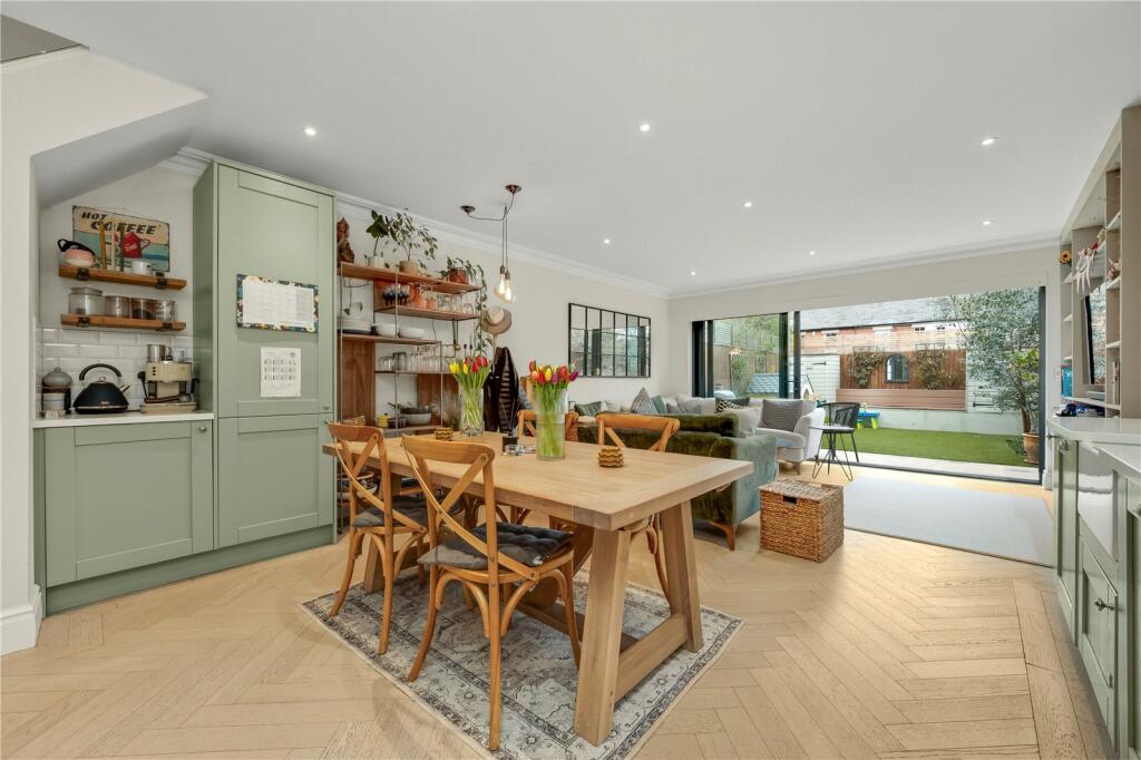 Apartment in Weybridge - View 3