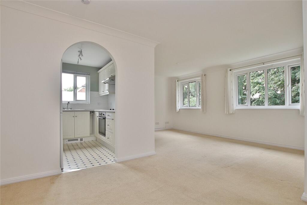 Alexandra Gardens, Knaphill, Woking, Surrey, GU21 photo 2