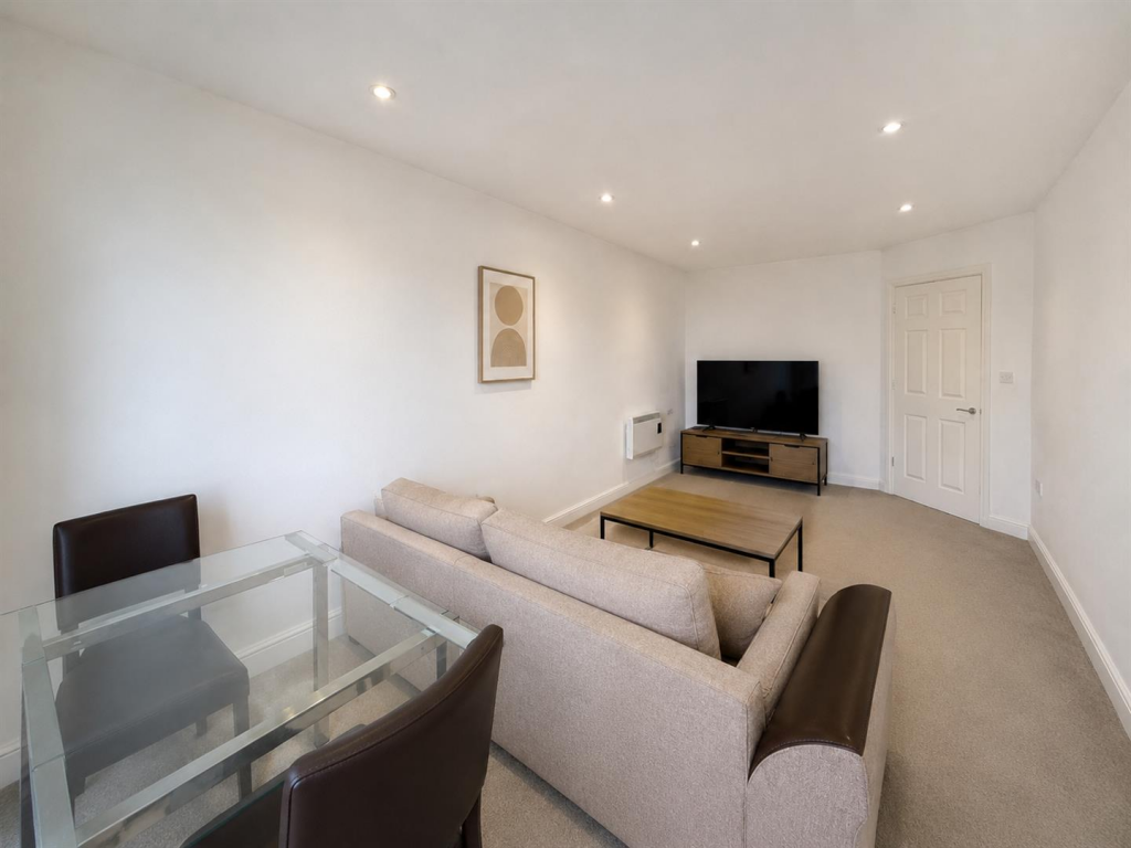 Apartment in Ilford - More