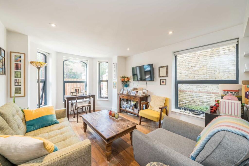 Apartment in London, Hampton Hill - View 3