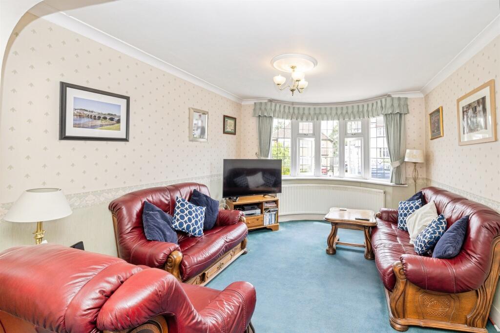 Ashfield Avenue, Bushey photo 4