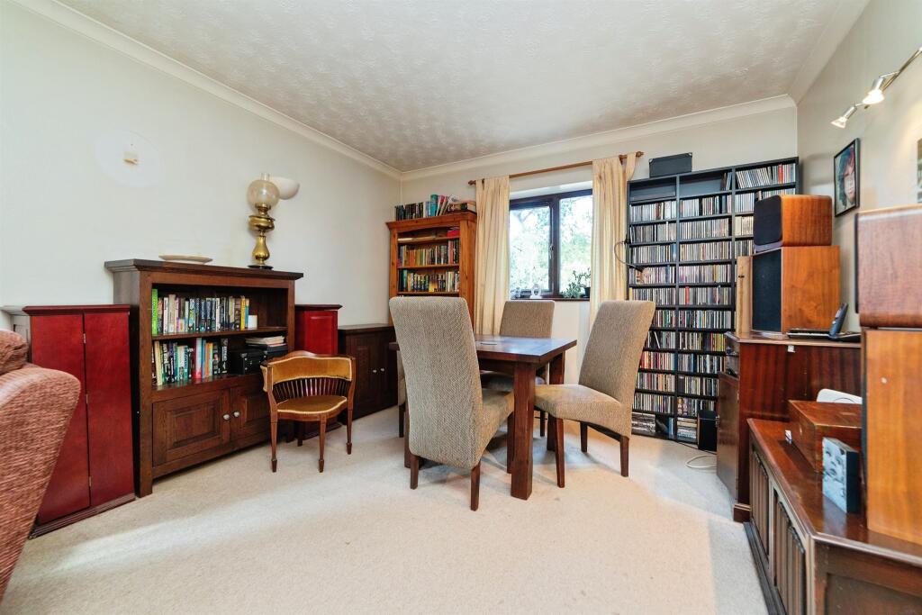 Apartment in East Hertfordshire, Hertford - View 4