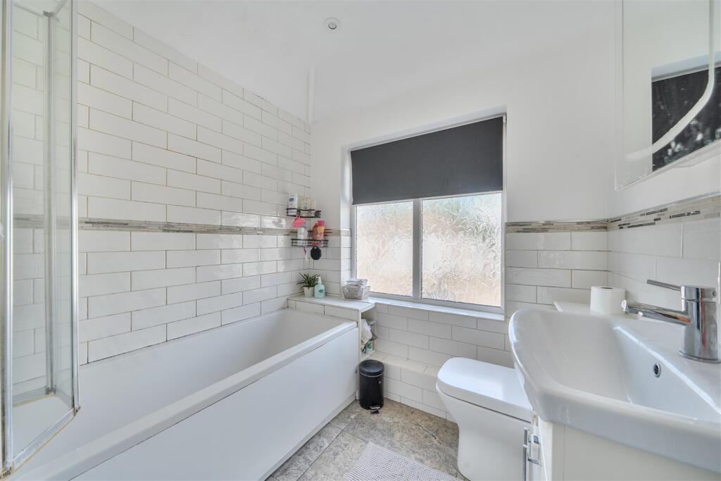 House in Three Rivers, Croxley Green - More