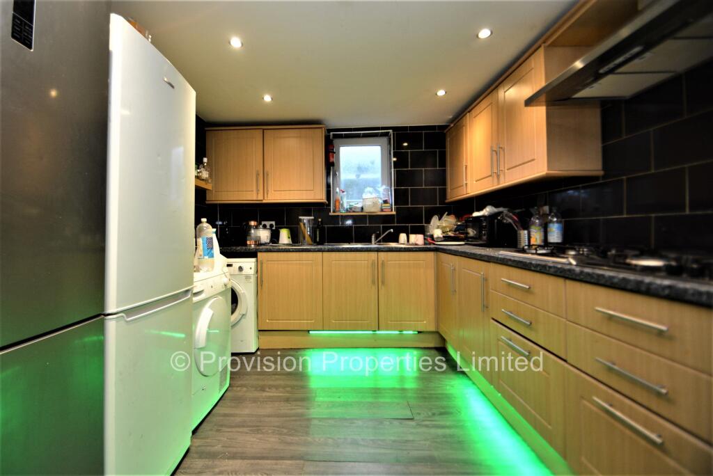 8 bedroom terraced house for rent